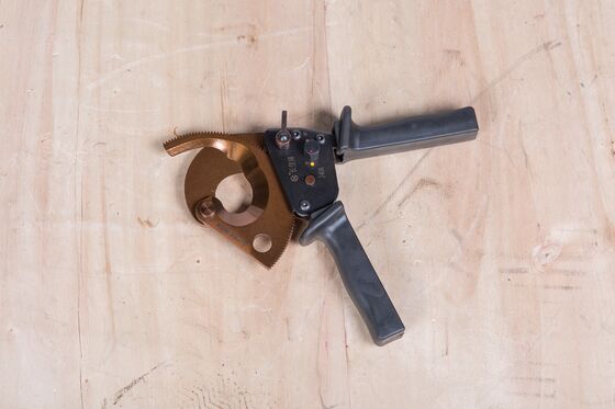 satın al Heavy-Duty Ratcheting Cable Cutter with High-Strength Steel Blade for Copper and Aluminum Wires online manufacture