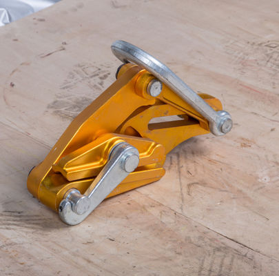 Alüminyum alaşımı 25 ila 70 mm2 arasında 7 KN nominal yükü olan iletkenler için bir araya gelmesi için sıkıştırıcı